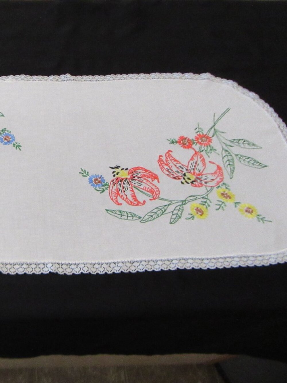 #7 Table Runner Embroidered - Picture 4 of 9
